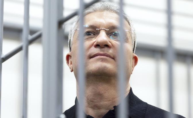 На фото: бывший заместитель министра обороны РФ Тимур Иванов во время заседания по делу о хищениях на сумму свыше 4 миллиардов рублей в Московском городском суде.