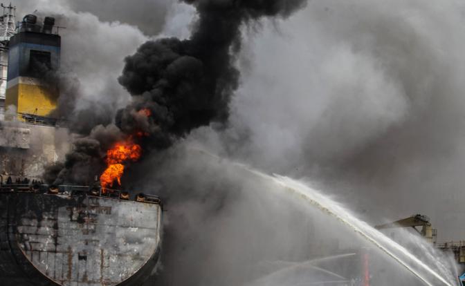Мина под «теневой флот»: В Средиземном море взорван еще один танкер, заходивший в Усть-Лугу