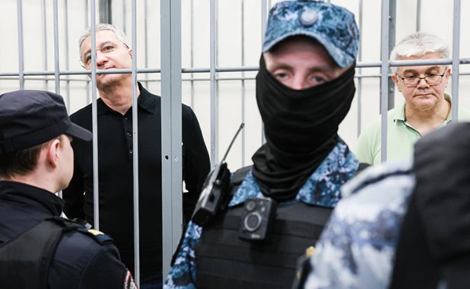 На фото: бывший заместитель министра обороны РФ Тимур Иванов и бывший генеральный директор АО "Спецтранслизинг" Антон Филатов (слева направо) во время заседания по делу о хищениях на сумму свыше 4 миллиардов рублей в Московском городском суде.
