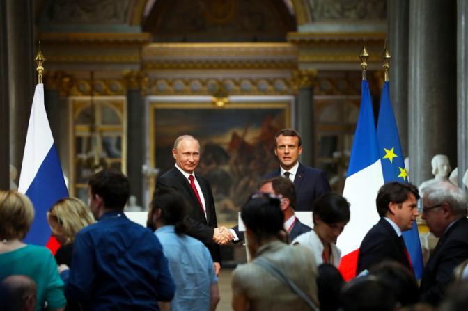 На фото: президент России Владимир Путин и президент Франции Эммануэль Макрон.