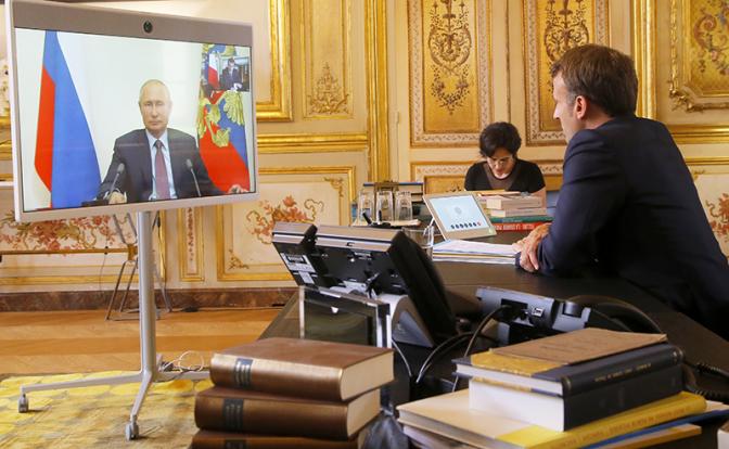 На фото: президент Франции Эмманюэль Макрон во время переговоров с президентом России Владимиром Путиным(Архивное фото)