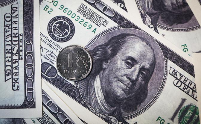 Доллар ослаб, рубль окреп. Кто за это заплатит