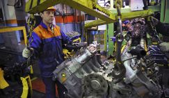 «Все антикризисные меры использованы»: Заводы переходят на 4-дневку или останавливаются