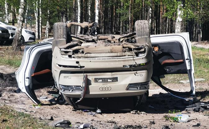 На фото: место подрыва автомобиля писателя Прилепина