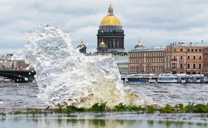 Пять человек пострадали от непогоды в Санкт-Петербурге
