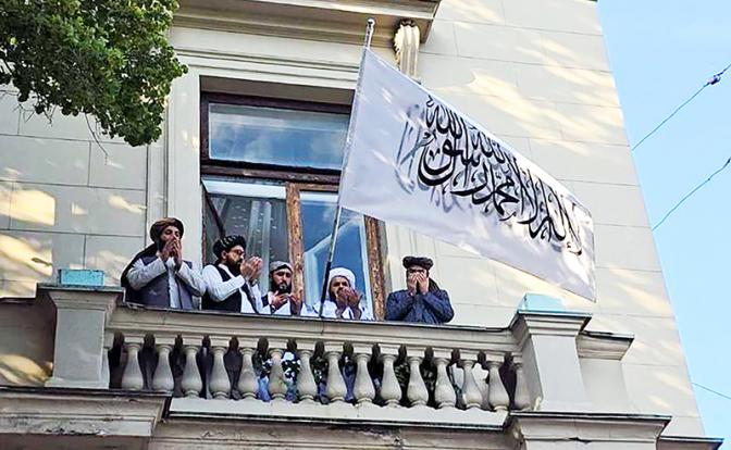 На фото: введенный талибами флаг Афганистана впервые вывесили над посольством в Москве.