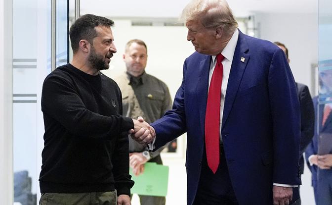 На фото: президент США Дональд Трамп и президент Украины Владимир Зеленский