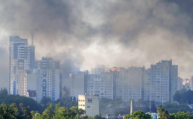 На фото: дым после ракетного обстрела столицы Украины Киева российским беспилотником