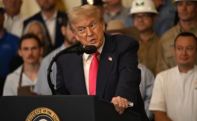 На фото: президент Соединенных Штатов Дональд Трамп  призывает членов Конгресса принять закон "Об одном большом красивом законопроекте"