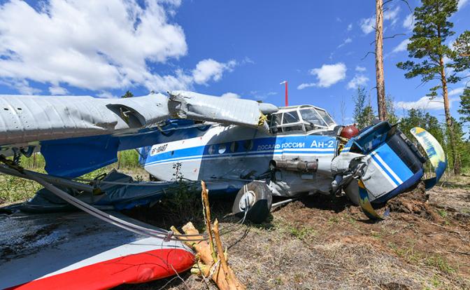 На фото: самолет АН-2 после жесткой посадки в Читинском районе