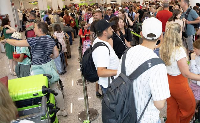 Кошмары в аэропортах продолжаются: Шереметьево в ступоре, Пулково на нервах