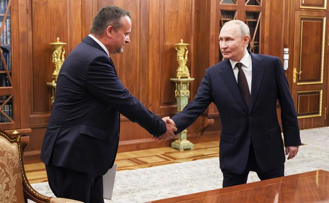 На фото: президент РФ Владимир Путин и исполняющий обязанности министра транспорта РФ Андрей Никитин (справа налево) во время встречи в Кремле.