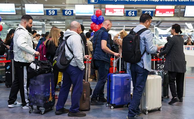 Аэропорт Петербурга борется с последствиями сбоя расписания: 104 рейса задержаны