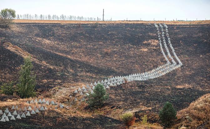 На фото: противотанковые надолбы в Курской области.