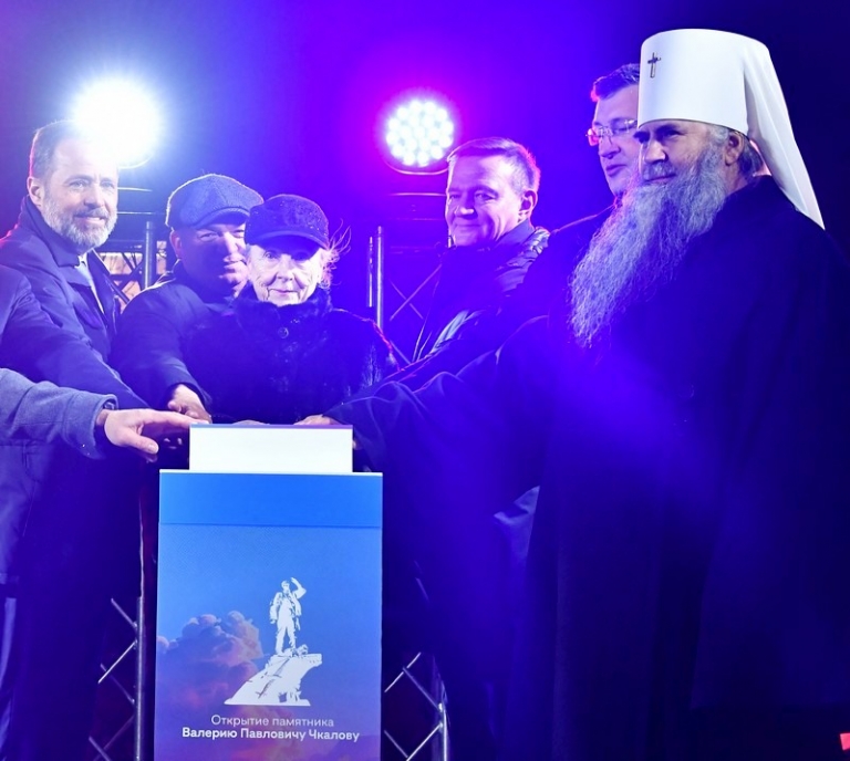 На фото: дочь Героя СССР летчика Валерия Чкалова Ольга Чкалова, министр транспорта Российской Федерации Роман Старовойт (третий справа) и губернатор Нижегородской области Глеб Никитин (второй справа) на церемонии открытия памятника Валерию Чкалову на Ходынском поле в Москве, 2024 год.