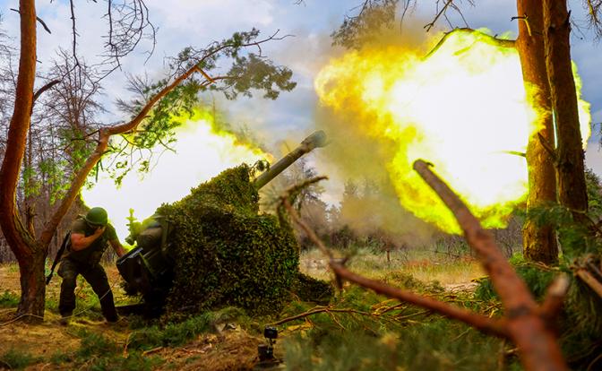 На фото: во время боевой работы расчета 122-мм гаубицы Д-30 в зоне СВО.