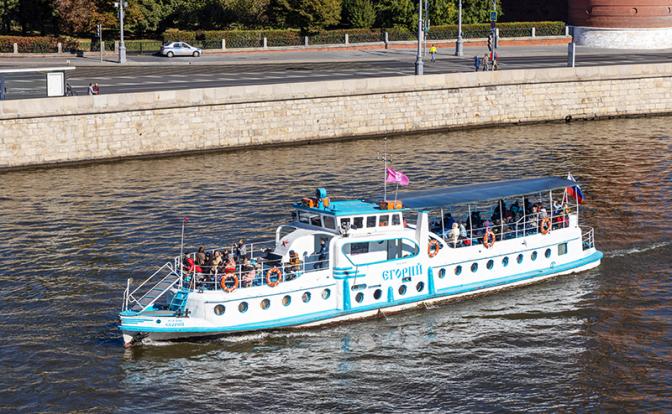 В Москве загорелся прогулочный теплоход с 1500 литрами топлива на борту