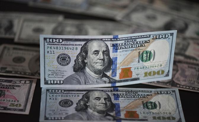 Эксперт рассказала, как Трамп больно бьет по курсу доллара