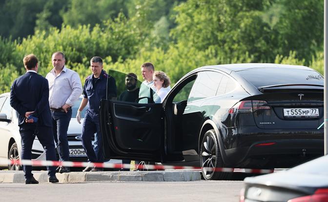 На фото: сотрудники специальных служб на месте обнаружения тела бывшего министра транспорта РФ Романа Старовойта.