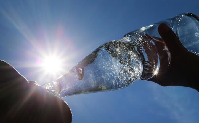Россиянам рассказали, какие напитки нельзя пить в жару
