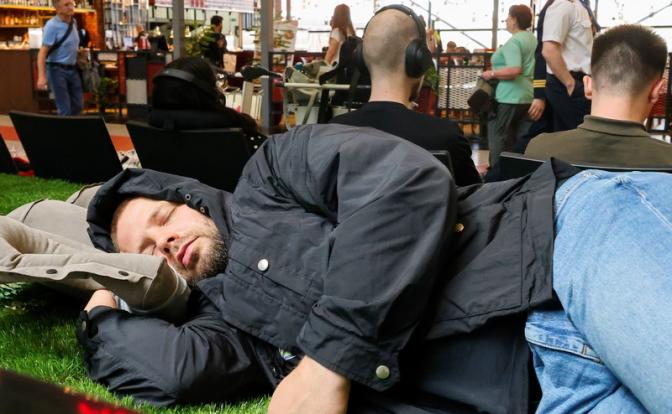 На фото: подъездные линии около Шереметьево. В аэропорту, по данным на 7:00 мск 07 июля, оставались задержанными более чем на два часа на вылет 40 рейсов.