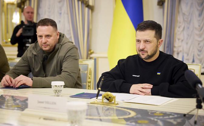 На фото: президент Украины Владимир Зеленский и глава офиса президента Андрей Ермак (справа налево).