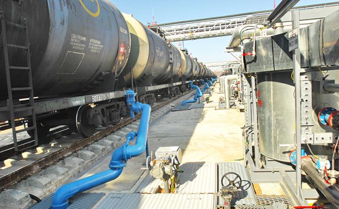 «Бензиновых королей» припугнули: Правительство дало понять магнатам, что с огнем на АЗС играть не надо