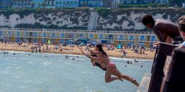 +46°C в Испании, Греция закрывает Акрополь в часы пик, Италия ограничивает работу на открытом воздухе: мир изнывает от аномальной жары