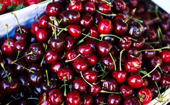 Врач объяснил, для кого опасна черешня