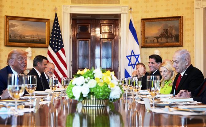 На фото: президент США Дональд Трамп (слева) и премьер-министр Израиля Биньямин Нетаньяху (справа) во время встречи.