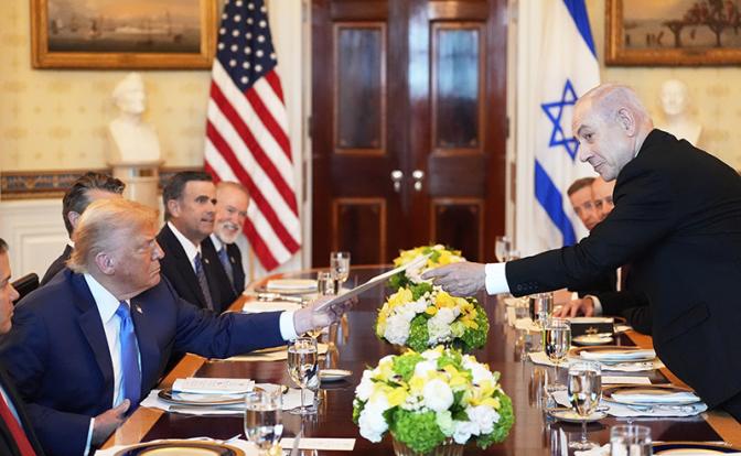 На фото: президент США Дональд Трамп (слева) и премьер-министр Израиля Биньямин Нетаньяху (справа) во время встречи