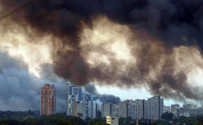 На фото: дым после атаки российского беспилотника и ракет на столицу Украины, Киев.