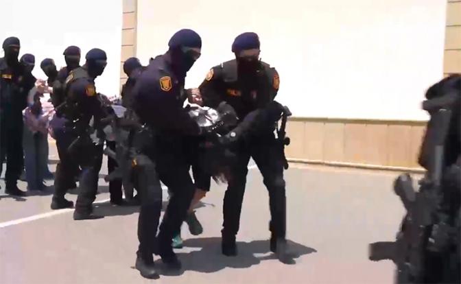 На фото: в Баку показали видео задержания россиян.