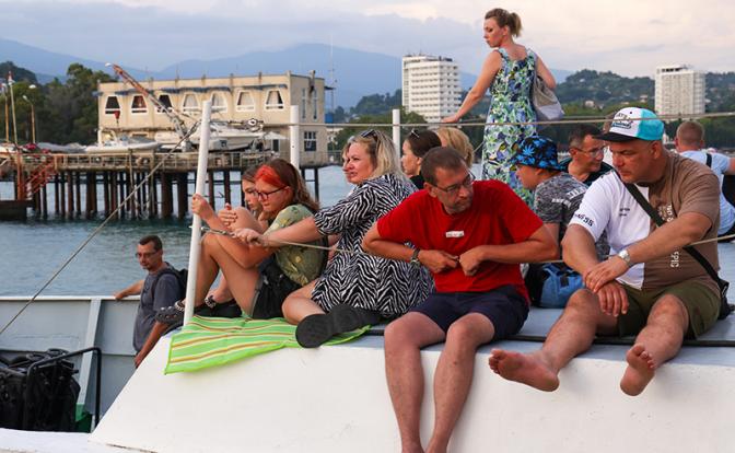 На фото: туристы на теплоходе Рица в Сухумском порту, Абхазия.