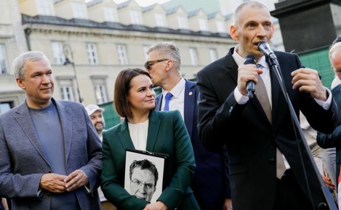 На фото: белорусский оппозиционер Сергей Тихановский (справа) и его супруга, лидер белорусской оппозиции Светлана Тихановская время выступления с речью на встрече со сторонниками в Польше.