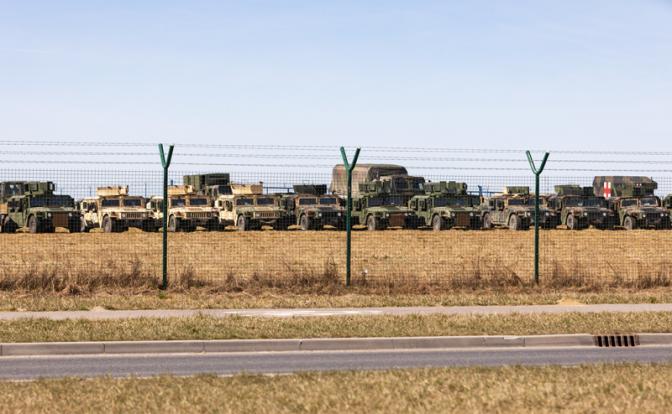 На фото: американские зенитно-ракетные комплексы MIM-104 "Пэтриот", установленные на аэродроме в польском Жешуве