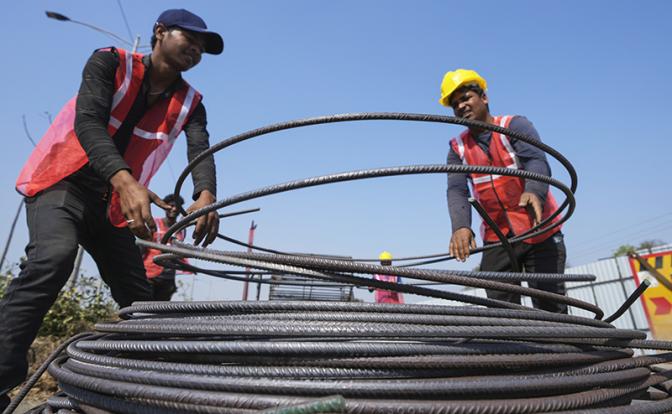 Минтруд опроверг слухи о завозе миллиона мигрантов из Индии и назвал реальные цифры