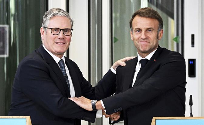На фото: премьер-министр Великобритании Кир Стармер и президент Франции Эмманюэль Макрон (слева направо)