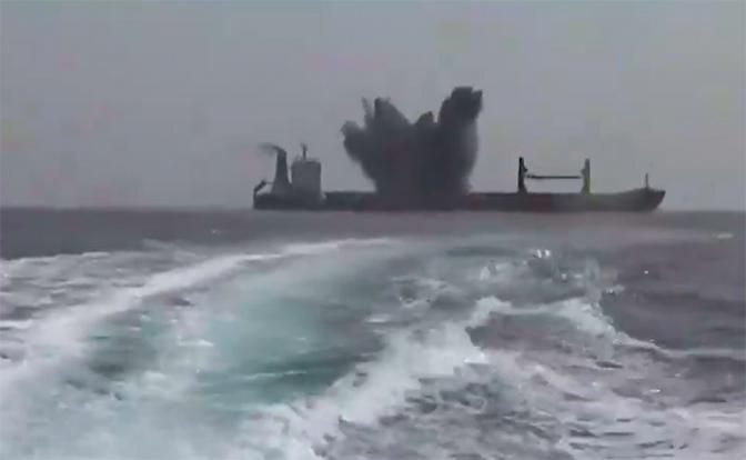 На фото: потопление йеменскими хуситами судна MAGIC SEAS