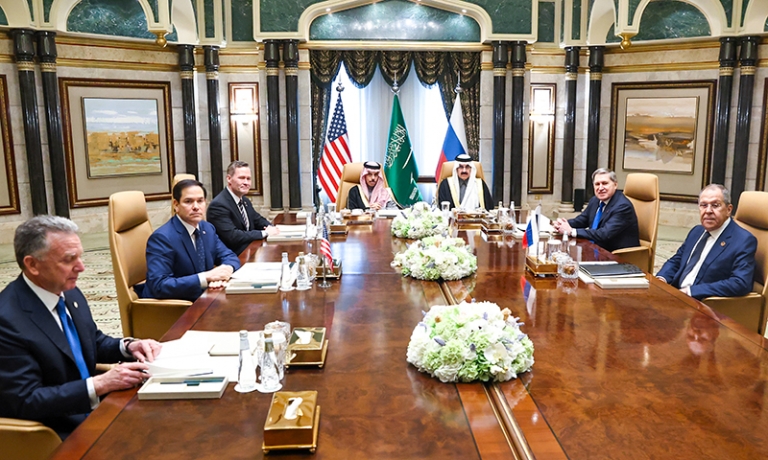 На фото: спецпосланник президента США по Ближнему Востоку Стивен Уиткофф, госсекретарь США Марко Рубио, помощник президента США по национальной безопасности Майк Уолтц, глава МИД Саудовской Аравии принц Фейсал бен Фархан Аль Сауд, советник по национальной безопасности Саудовской Аравии Мусаид бен Мухаммед аль-Айбан, помощник президента РФ Юрий Ушаков и глава МИД РФ Сергей Лавров (слева направо) во время российско-американских переговоров. 