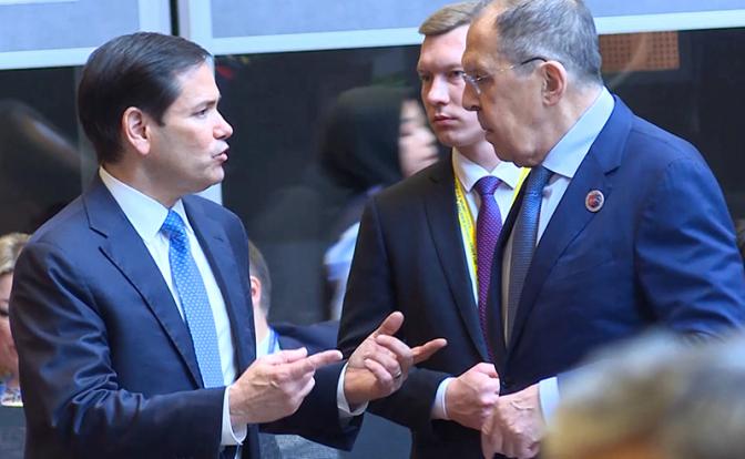 На фото: министр иностранных дел РФ Сергей Лавров и госсекретарь США Марко Рубио (справа налево) во время разговора перед заседанием глав МИД Восточноазиатского саммита (ВАС).