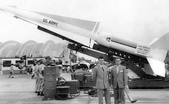 На фото: на выставке вооружений на авиабазе Эндрюс. И.Лезжов (справа).