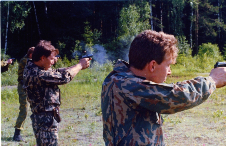 На фото: умение метко стрелять из пистолета - важнейшее качество бойца подразделения.