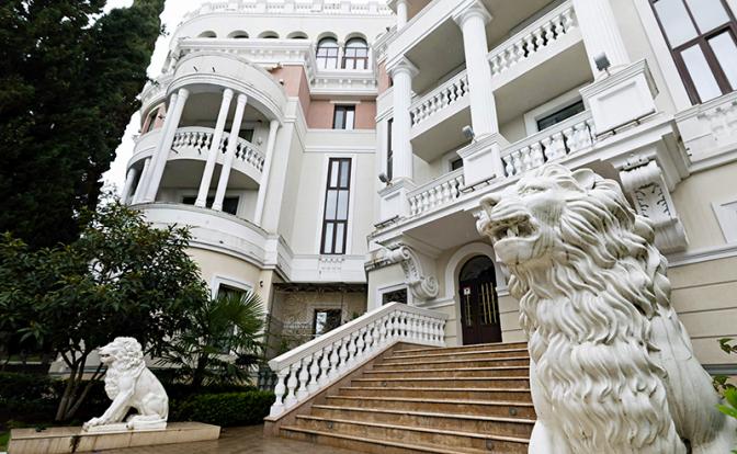 На фото: вид на здание жилого комплекса "Император", в котором находилась квартира президента Украины Владимира Зеленского, на улице Батурина в поселке Ливадия, Республика Крым.