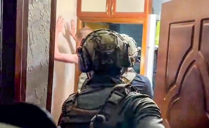 На фото: сотрудники ФСБ РФ во время задержания подозреваемого в подготовке покушения на журналистку Ксению Собчак и главреда медиагруппы "Россия сегодня" и телеканала RT Маргариты Симоньян, 2023 год.