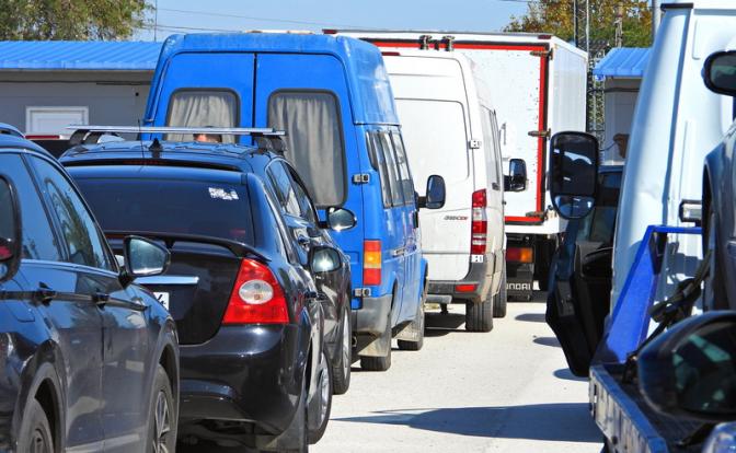 Очередь на Крымский мост выросла до 1400 машин, ожидание превышает три часа