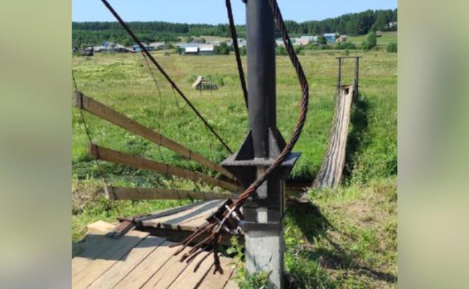 На фото: на месте обрушения подвесного пешеходного моста в Никольском муниципальном округе Вологодской области.