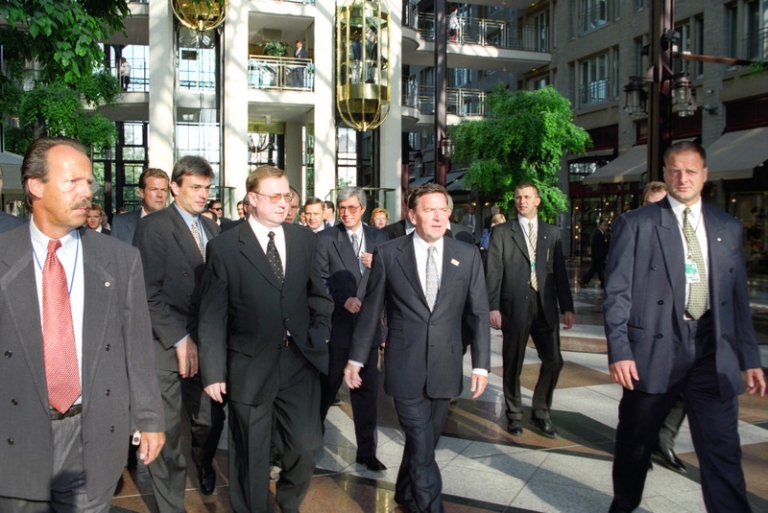 На фото: председатель Правительства РФ Сергей Степашин и канцлер ФРГ Герхард Шредер (в центре слева направо) перед саммитом "Большой восьмерки", Кельн, Германия, 1999 год.