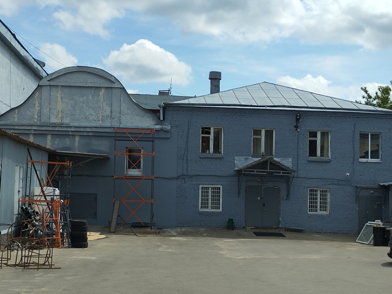 На фото: старейшую школу города заметить не так-то просто.