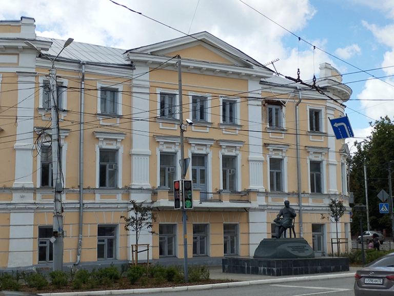 На фото: гимназия в наши дни.